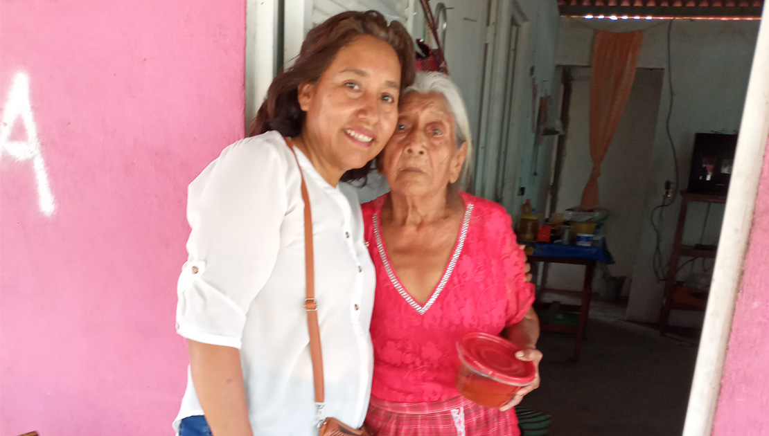 Entrega de alimentos a ancianos y enfermos