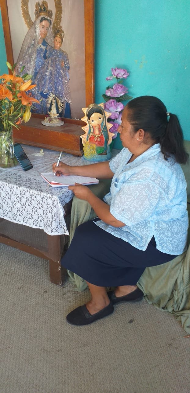 Mari Montes atenta al curso desde Irapuato