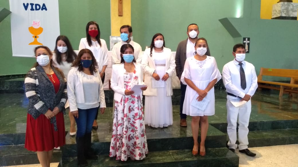 Reciben los sacramentos de la Eucaristía y Confirmación