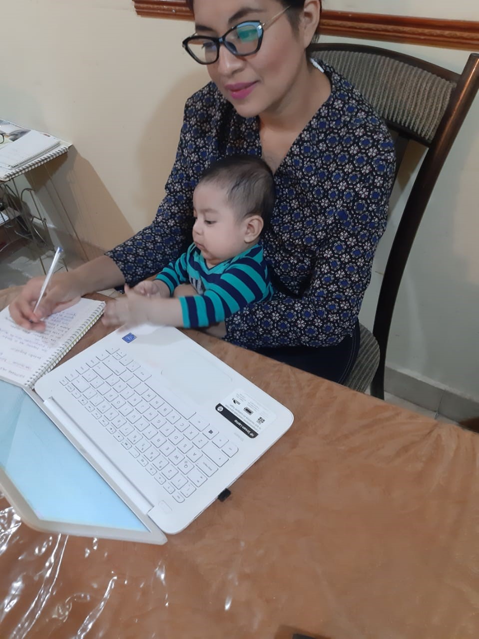 curso virtual evangelizadores mujer con su bebé