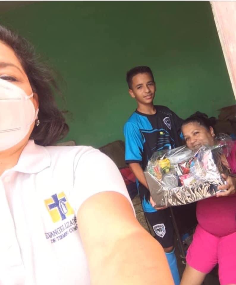 Evangelizador entregando despensa