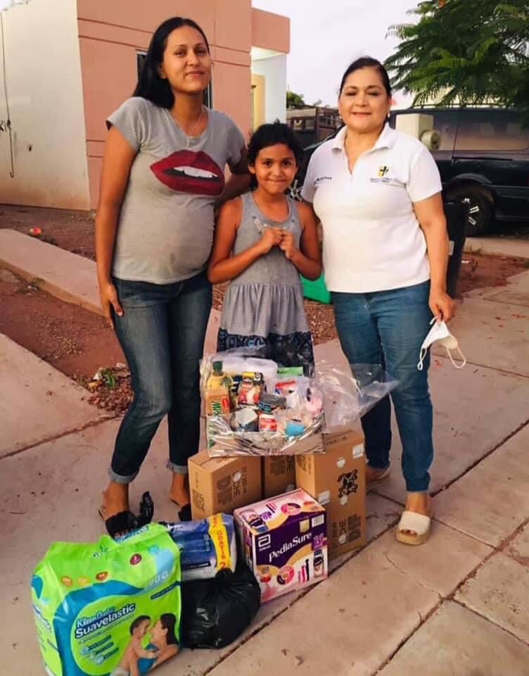 Entrega de despensa a familia