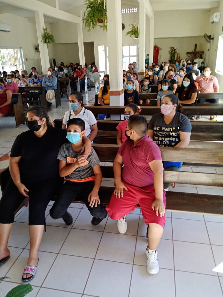 Niños y papás en retiro de confirmación