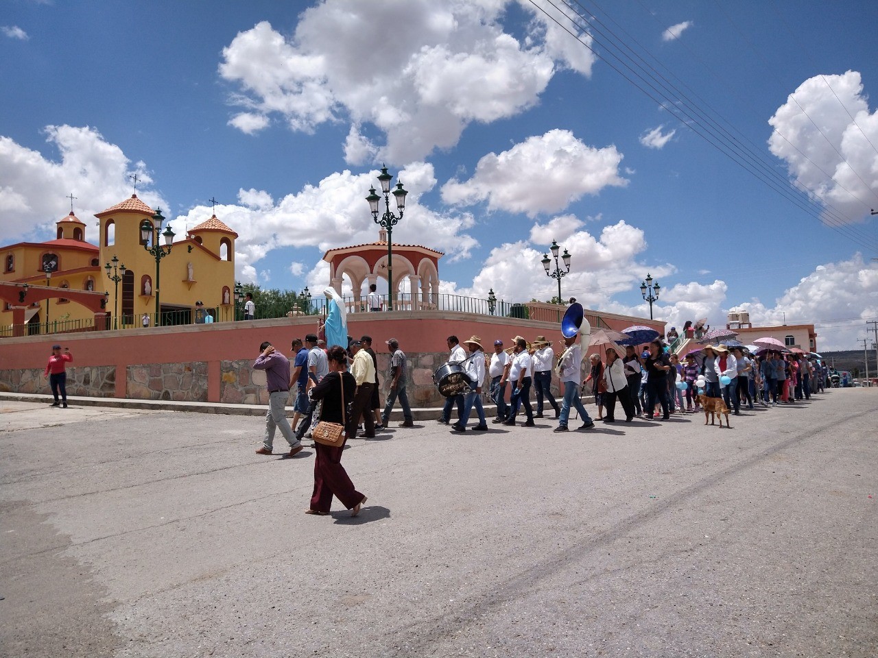 Fieles a la Virgen de la Paz.