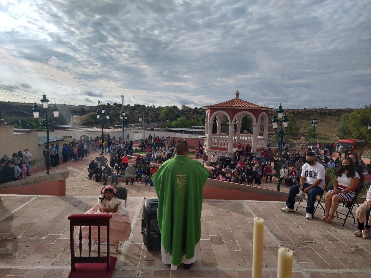 Misa frente a los fieles.