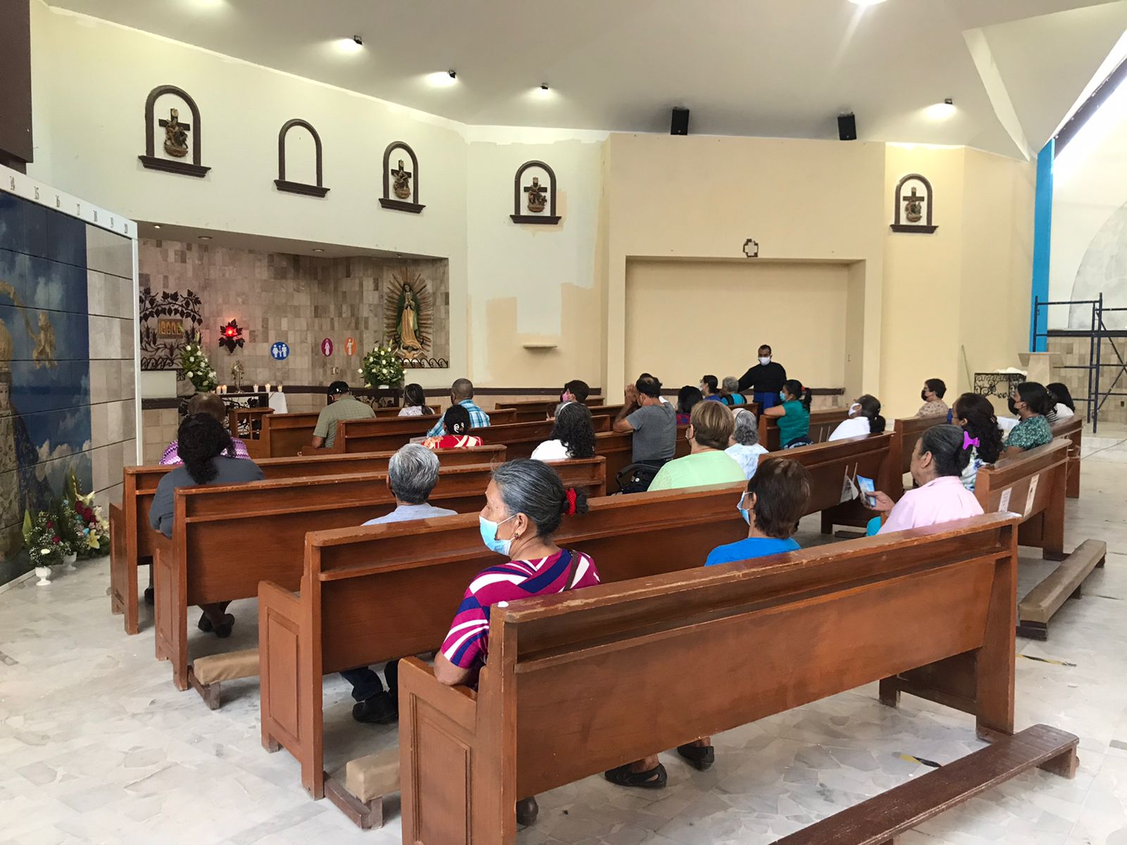 Personas en Hora Santa en la Diócesis de Torreón