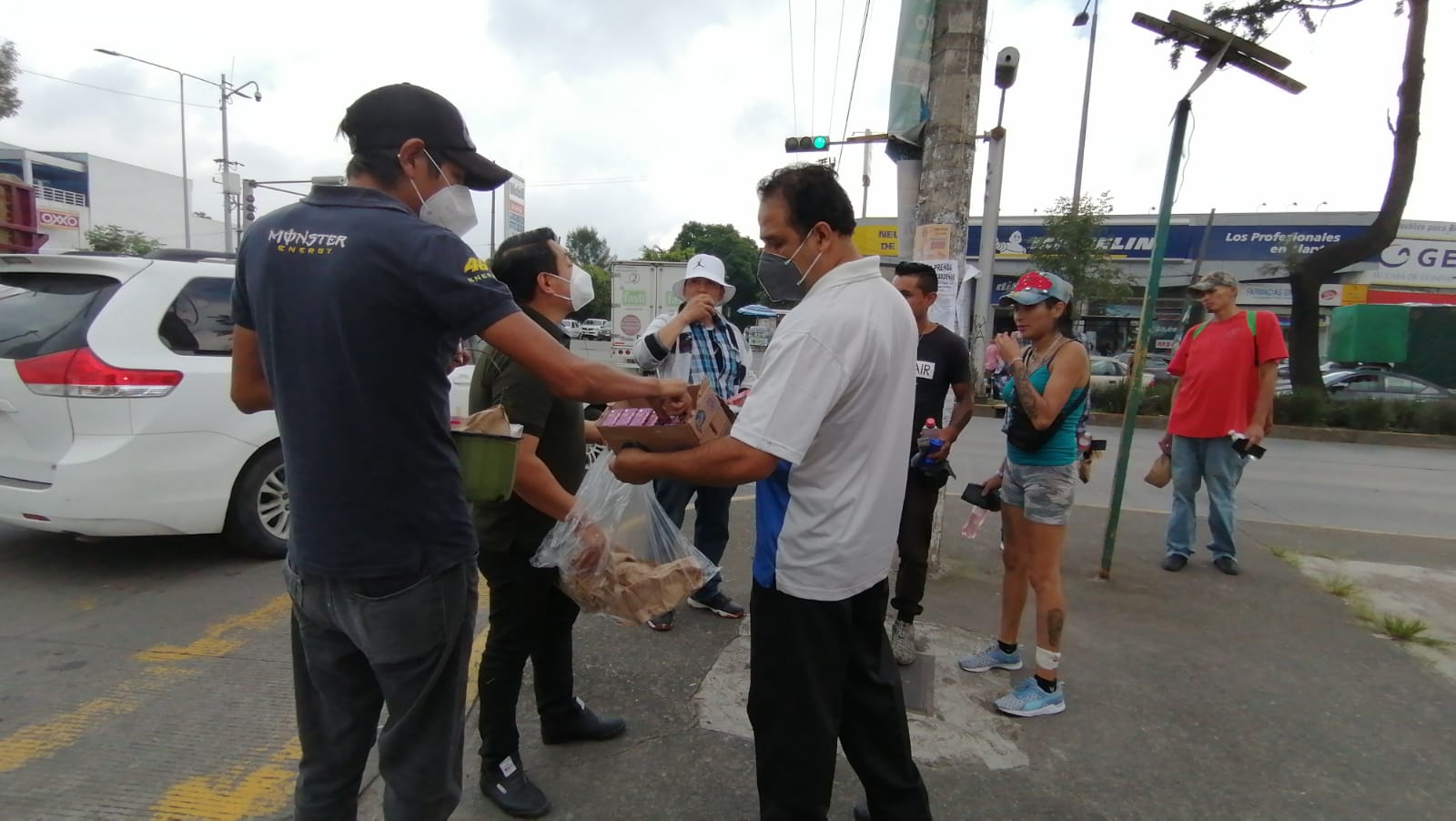 Apoyando con alimentos a personas de escasos recursos