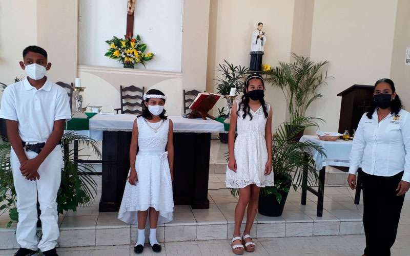 Niños reciben los sacramentos