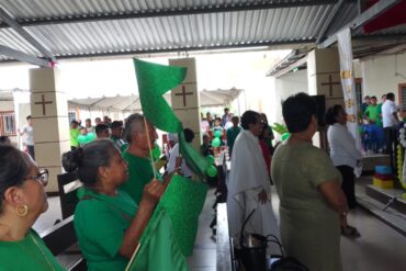 Personas vestidas de verde desfile misionero